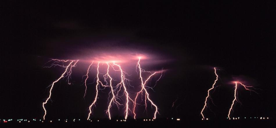 fulmine che colpisce nel cielo notturno